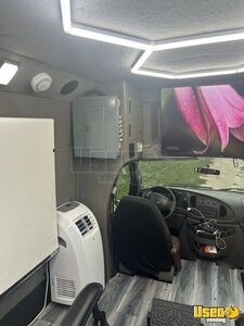 2007 E450 Mobile Hair & Nail Salon Truck Shore Power Cord Illinois Gas Engine for Sale