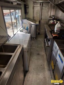 2007 Workhorse Kitchen Food Truck All-purpose Food Truck Diamond Plated Aluminum Flooring New Jersey Gas Engine for Sale