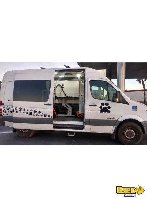 2008 2500 Mobile Pet Grooming Van Pet Care / Veterinary Truck Nevada Diesel Engine for Sale