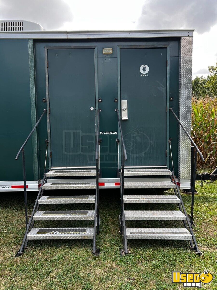 2008 30' 7 Stall Luxury Bathroom Trailer Mobile Business Unit for