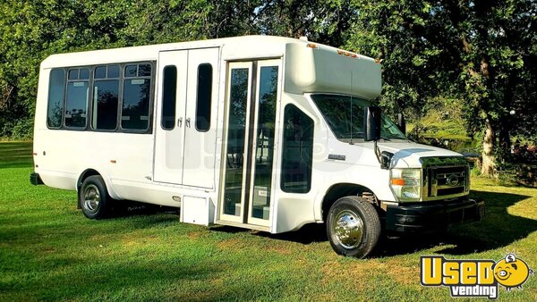 2009 E350 Pet Grooming Truck Pet Care / Veterinary Truck Kansas Gas Engine for Sale