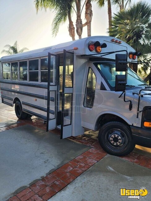 2009 Express Cutaway Mobile Pet Grooming Bus Pet Care / Veterinary Truck California for Sale