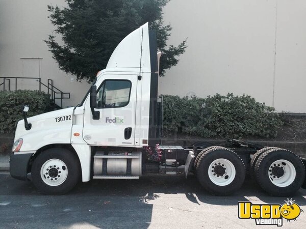 2010 Cascadia Freightliner Semi Truck California for Sale