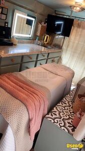 2010 E-350 Mobile Hair & Nail Salon Truck Generator Missouri Gas Engine for Sale