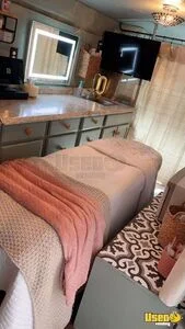 2010 E-350 Mobile Hair & Nail Salon Truck Interior Lighting Missouri Gas Engine for Sale
