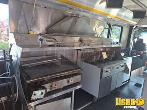 2010 Low Floor Bus Food Truck All-purpose Food Truck Exhaust Hood Michigan Diesel Engine for Sale