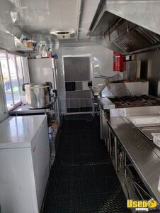 2010 Mt45 All-purpose Food Truck Diamond Plated Aluminum Flooring New York Diesel Engine for Sale