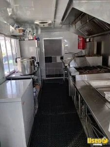2010 Mt45 All-purpose Food Truck Diamond Plated Aluminum Flooring New York Diesel Engine for Sale