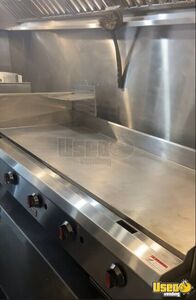 2010 W62 All-purpose Food Truck Diamond Plated Aluminum Flooring Connecticut Diesel Engine for Sale
