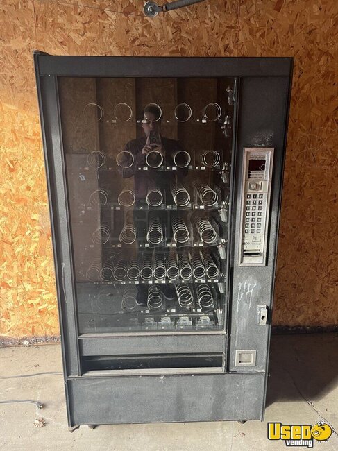 2011 7600 Automatic Products Snack Machine Ohio for Sale