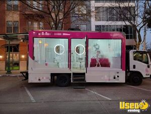 2011 Box Truck Mobile Hair & Nail Salon Truck Air Conditioning Texas Diesel Engine for Sale