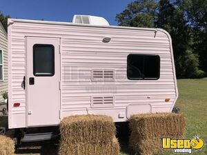 2011 Cozy Travel Trailer Mobile Hair & Nail Salon Truck Air Conditioning North Carolina for Sale