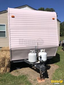 2011 Cozy Travel Trailer Mobile Hair & Nail Salon Truck Cabinets North Carolina for Sale