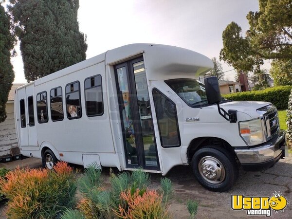 2011 Dog Grooming Bus Pet Care / Veterinary Truck California Gas Engine for Sale