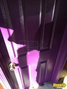 2011 E-450 Pet Care / Veterinary Truck Interior Lighting Florida Gas Engine for Sale