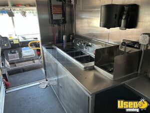 2011 Workhorse Custom C Pizza Food Truck Diamond Plated Aluminum Flooring Michigan Gas Engine for Sale