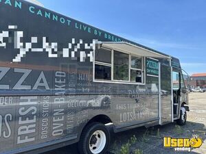 2011- 22' Workhorse W62 Mobile Pizzeria Food Truck with Woodstone Gas Oven for Sale in Michigan!