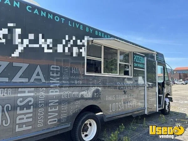 2011 Workhorse Custom C Pizza Food Truck Michigan Gas Engine for Sale