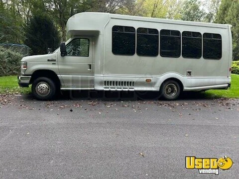 2012 E-450 Mobile Hair & Nail Salon Truck Pennsylvania Gas Engine for Sale