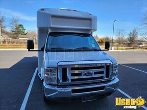 2012 E450 Mobile Pet Grooming Truck Pet Care / Veterinary Truck Air Conditioning Pennsylvania Gas Engine for Sale