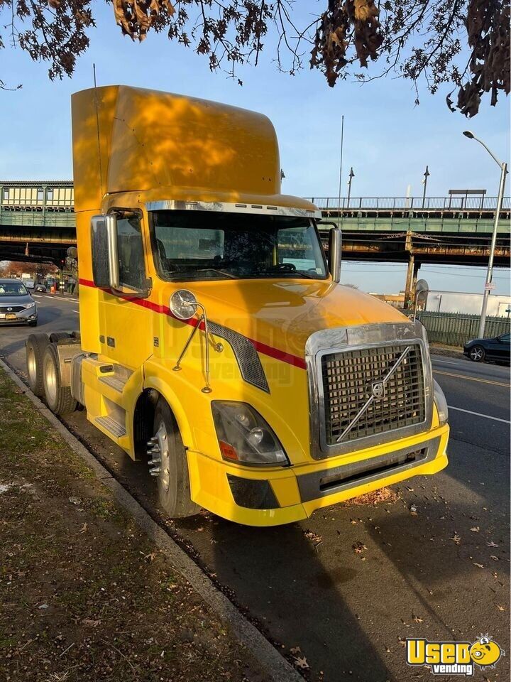 Well Maintaned 2012 Volvo G13 Day Cab Semi Truck Diesel for Sale In New