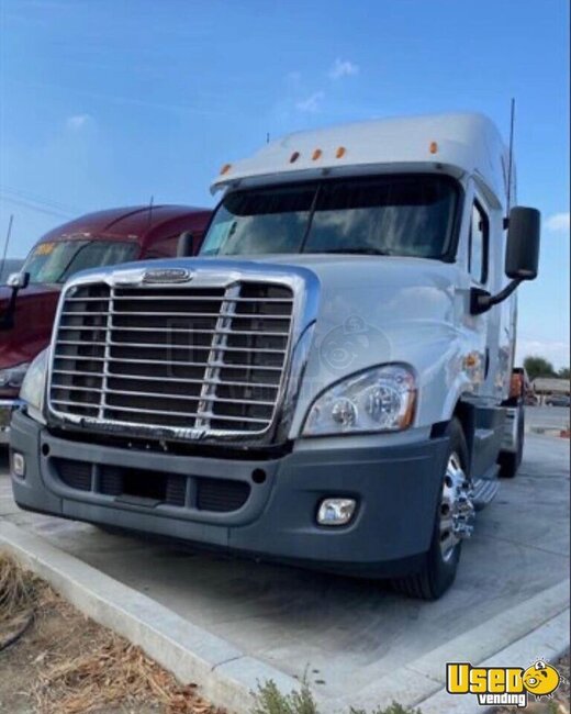 2013 Cascadia Freightliner Semi Truck California for Sale