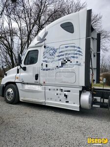 2013 Cascadia Freightliner Semi Truck Double Bunk Kentucky for Sale