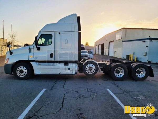 2013 Cascadia Freightliner Semi Truck Texas for Sale