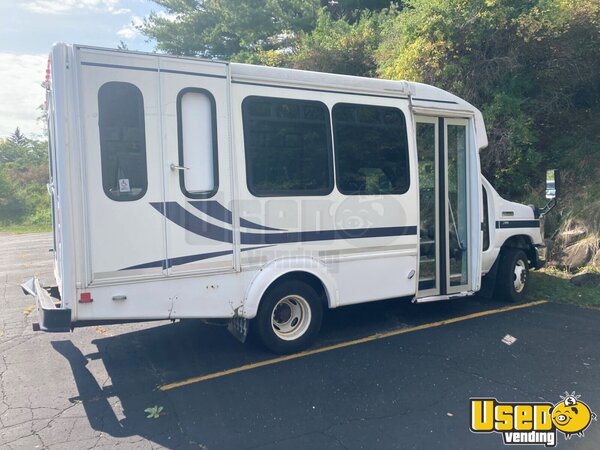 2013 E-350 Shuttle Bus Shuttle Bus Wisconsin Gas Engine for Sale