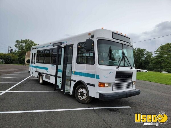 2013 Goshen Coach Bus Coach Bus New Jersey Diesel Engine for Sale