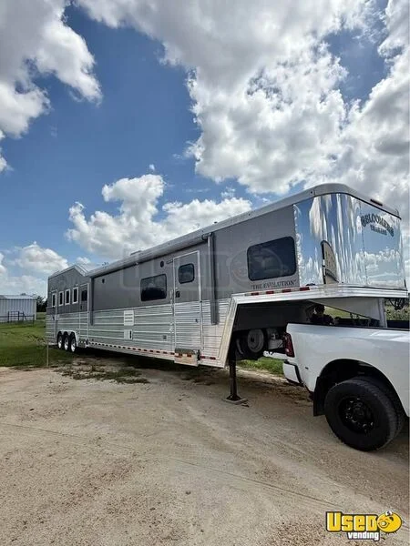 2014 2014 Bloomer Living Quarters Trailer 4-horse Lq Trailer Texas for Sale