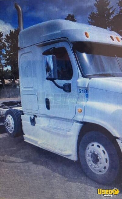 2014 Cascadia Freightliner Semi Truck Oregon for Sale