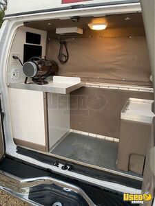2014 E-350 Pet Grooming Truck Pet Care / Veterinary Truck Electrical Outlets Texas Gas Engine for Sale