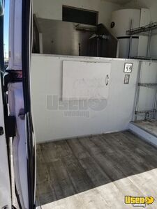 2014 Mobile Pet Grooming Truck Pet Care / Veterinary Truck Insulated Walls New Mexico Gas Engine for Sale