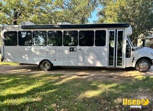 Clean and Appealing - 2014 International StarCraft 3500 Mobile Salon Bus with Bathroom for Sale in Texas!
