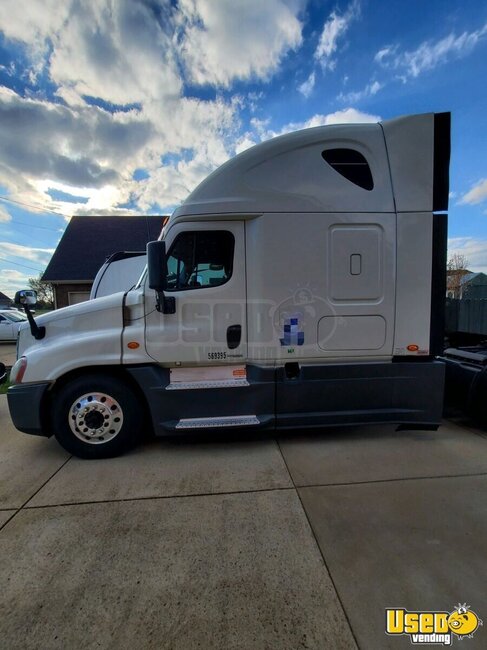 2015 Cascadia Freightliner Semi Truck Tennessee for Sale