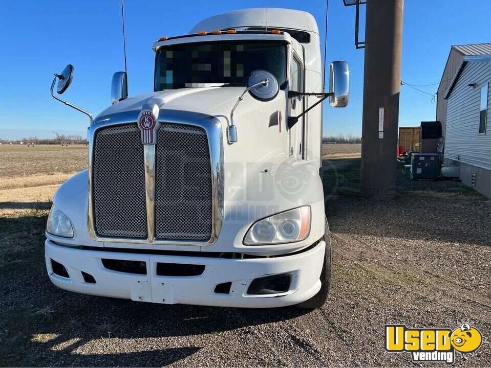 Well Maintained 2015 Kenworth T660 Sleeper Cab Semi Truck for Sale in