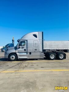 2016 Cascadia Freightliner Semi Truck Microwave Texas for Sale