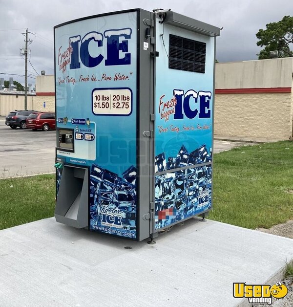 2017 Kooler Ice IM1000 Bagged Ice Kiosk Ice Vending Machine w