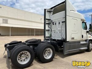 2018 Cascadia Freightliner Semi Truck 6 Texas for Sale