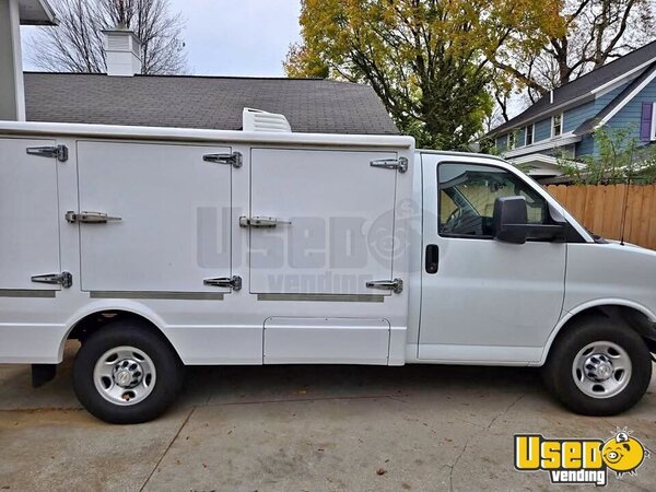 2018 Express G3500 Reefer Catering Food Truck Michigan Gas Engine for Sale