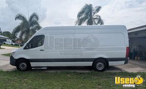 2019 2500 High Top Chassis With A 170" Wheelbase Pet Care / Veterinary Truck Air Conditioning Florida Diesel Engine for Sale
