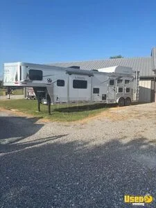 2022 3 Horse Slant Load Living Quarters Trailer with Bathroom for Sale in Louisiana!
