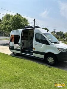 2025 Wagntails Mercedes Sprinter Dog Grooming Pet Care / Veterinary Truck Air Conditioning New Jersey Diesel Engine for Sale