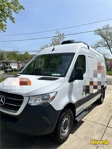 2025 Wagntails Mercedes Sprinter Dog Grooming Pet Care / Veterinary Truck Solar Panels New Jersey Diesel Engine for Sale
