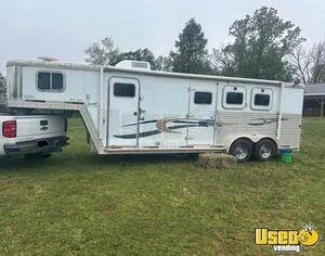 2001 Exiss 3 Horse Slant Load Living Quarters Trailer for Sale in Tennessee!
