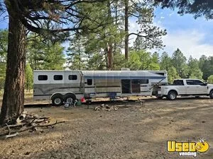 Sundowner Sierra 3 Horse Slant Living Quarters Trailer w/ Bathroom for Sale in Arizona!