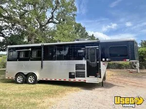 2018 Sundowner 3 Horse Living Quarters Trailer with Bathroom for Sale in Texas!