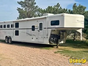 2007 4 Horse Slant Load Living Quarters Trailer w/ Bathroom for Sale in Nebraska!