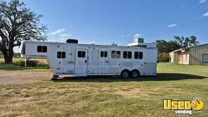 2004 Featherlite 4 Horse Living Quarters Trailer with Bathroom for Sale in Texas!